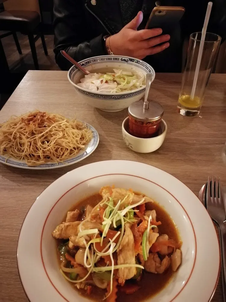 Nouilles Sautées Au Poulet Au Gingembre